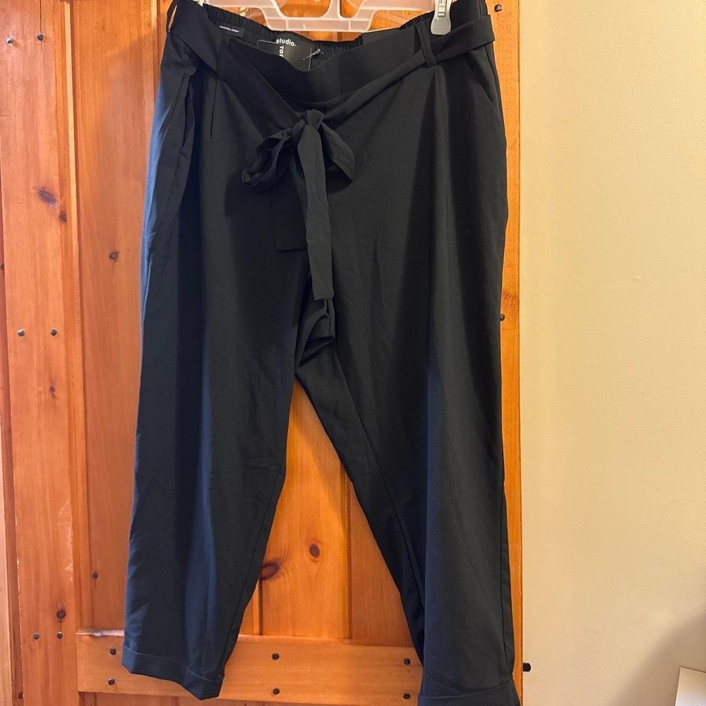 Torrid black Studio pull-on taper tie front tie front bombshell skinny
